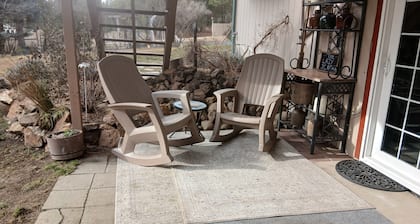 Lazy J/C Ranch, 2-bedroom suite on 10 beautiful acres just outside of Deer Park