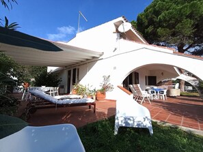 Outdoor dining - Villa Alba Costa Rei, 5 minutes from the beach (Costa Rei)