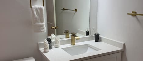 Douche, sĂšche-cheveux, serviettes fournies, savon