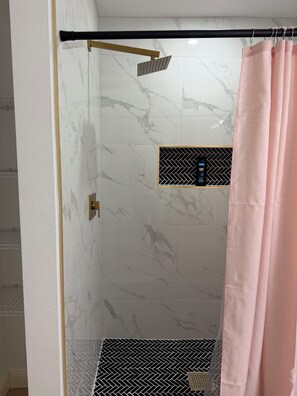 Een douche, een haardroger, handdoeken, zeep