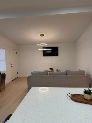 Interior - Charming 2BR/2BA Getaway – Feels Like Home (Tampa)