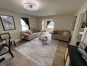 Living area - Houghton Lake - White Pine Haven (Houghton Lake)