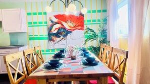 Dining - Family-Baby & Kids Friendly 3BR * Kingbed * Close U of A (Edmonton)