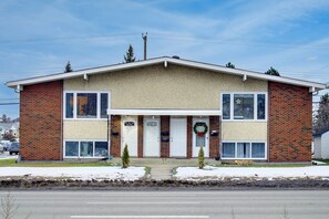 Exterior - Family-Baby & Kids Friendly 3BR * Kingbed * Close U of A (Edmonton)