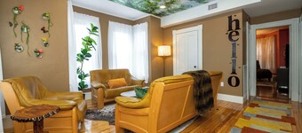 Which way to the Beach! Charming 3-bedroom condo with AC in lovely Beverly Salem