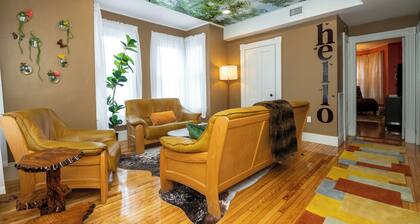 Which way to the Beach! Charming 3-bedroom condo with AC in lovely Beverly Salem