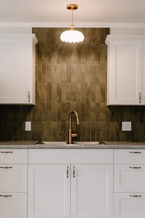 Bathroom - Lofts on Main – Spacious Loft | Full Kitchen | Sleeps 4 (La Crête)