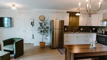 Frigorífico, microondas, placa de cocina y cafetera o tetera