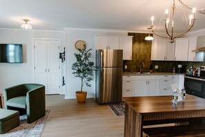Fridge, microwave, stovetop, coffee/tea maker - Spacious 1BR Loft in La Crete | Full Kitchen (La Crête)