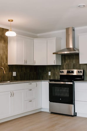 Private kitchen - Lofts on Main – Spacious Loft | Full Kitchen | Sleeps 4 (La Crête)