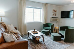TV, offices - Spacious 1BR Loft in La Crete | Full Kitchen (La Crête)