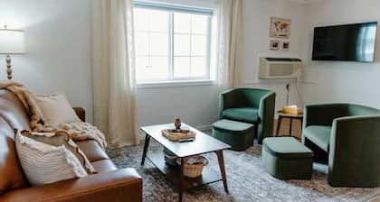 Spacious 1BR Loft in La Crete | Full Kitchen
