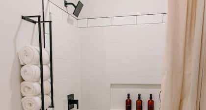 Large 1BR Loft in La Crete | Full Kitchen