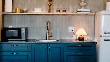 Fridge, microwave, stovetop, coffee/tea maker