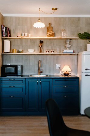 Réfrigérateur, micro-ondes, plaque de cuisson, cafetière/bouilloire