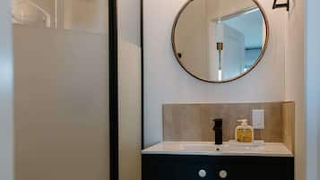 Ducha, secador de pelo, toallas, shampoo