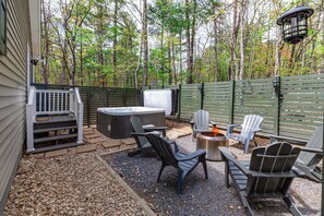 Terrace/patio - Rebecca's Ark | Hot tub & smokeless fire pit! (Basye)