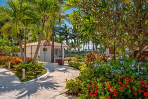 Property grounds - Luxury Beachfront Condo | Community Pool, Ocean Views, Walk to Beach (Nuevo Vallarta)