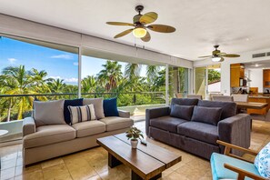 Smart TV - 2nd-floor condo with private balcony, on-site pool & billiards (Nuevo Vallarta)