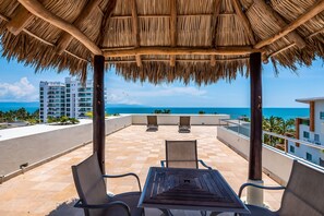 Outdoor dining - Modern ocean-view stay with pool and rooftop access, large balcony, and AC (Nuevo Vallarta)