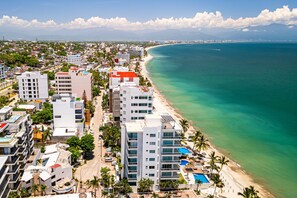 Exterior - Modern condo with infinity pool, WiFI, plunge spa & ocean-view balcony (Nuevo Vallarta)