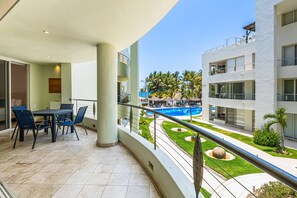 Outdoor dining - Nuevo Vallarta Condo | Pool, Balcony & WiFi (Nuevo Vallarta)