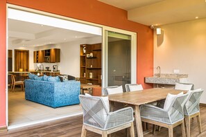 Dining - Peaceful modern condo with rooftop pool,  washer-dryer and fitness room (Nuevo Vallarta)