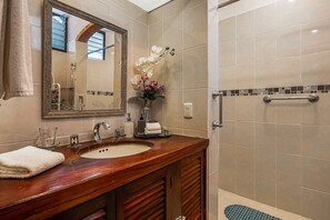 Bathroom - Cozy apartment w/ balcony, pool views, free Wifi (Puerto Vallarta)