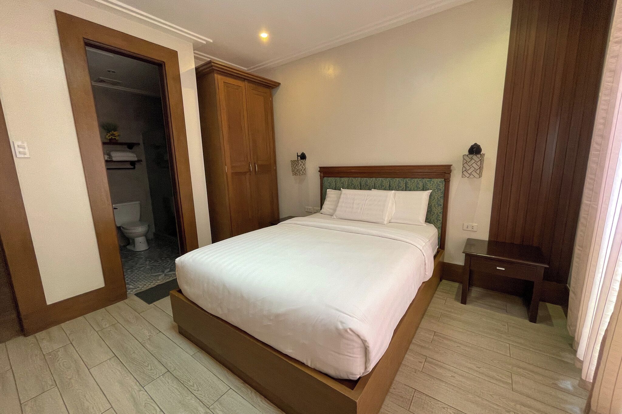 Habitación doble | Escritorio y ropa de cama