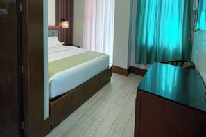 Villa | Desk, bed sheets - Windy Ridge Hotel Tagaytay (Tagaytay)