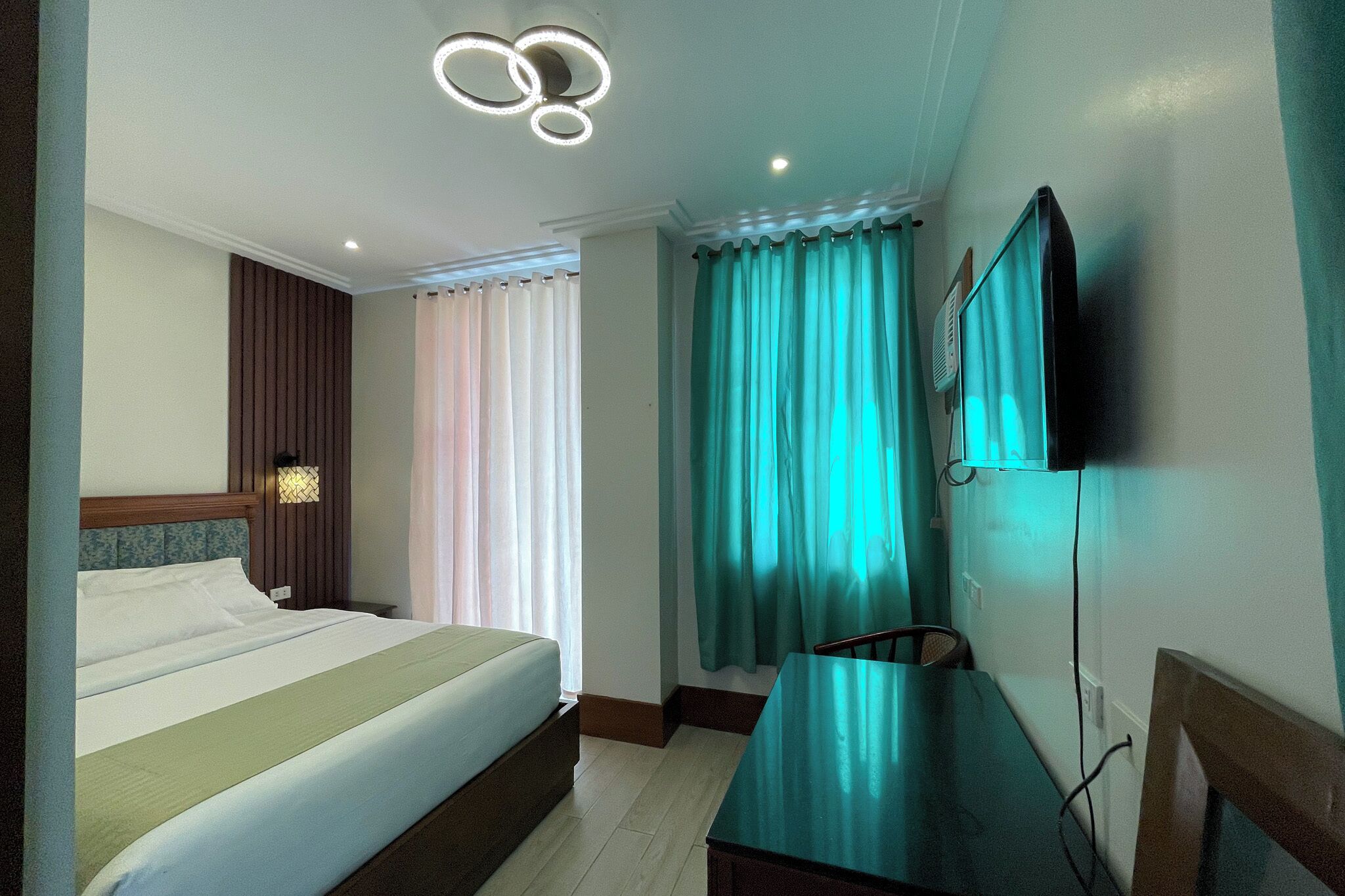 Villa | Desk, bed sheets
