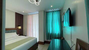 Villa | Desk, bed sheets