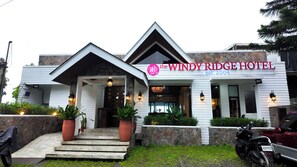 Front of property - Windy Ridge Hotel Tagaytay (Tagaytay)