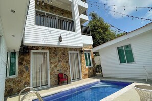 Outdoor pool - Windy Ridge Hotel Tagaytay (Tagaytay)