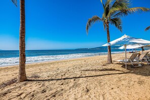 Beach - Luxe condo with infinity pool, fitness center, sweeping vistas, and central AC (Bucerias)