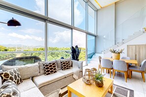 TV, ping pong - Luxe condo with infinity pool, fitness center, sweeping vistas, and central AC (Bucerias)