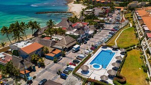 Un complexe hôtelier doté d’une piscine, d’un accès à la plage et d’un parking.