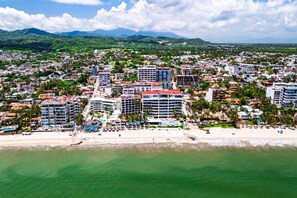 Beach nearby - Modern waterfront condo with shared pool, balcony, and washer/dryer (Bucerias)