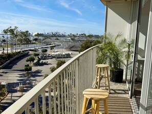 Property grounds - Front-Row Grand Prix Turn Views - Oceanfront Balcony - Walk Everywhere (Long Beach)