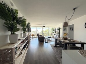 Interior - Front-Row Grand Prix Turn Views - Oceanfront Balcony - Walk Everywhere (Long Beach)