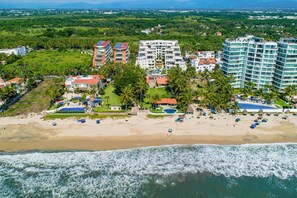 On the beach - Stylish condo with covered balcony, pool & pool tables (Nuevo Vallarta)