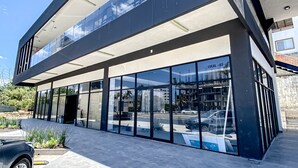 Een modern gebouw met grote glasramen, een plat dak en een duidelijke ingang.