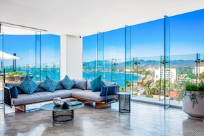 TV - Bay-view condo with beachfront access, pools, fitness center, & balconies (Bucerias)