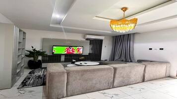 Apartamento Confort, vistas al patio | Zona de estar