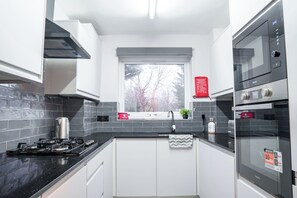 Private kitchen - Modern 2 Bedroom|Wembley Stadium| Free Parking (Wembley)