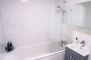 Sèche-cheveux, serviettes fournies, savon, papier toilette