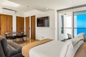 Room - Oceanfront studio with private balcony, rooftop infinity pool & gym (Puerto Vallarta)