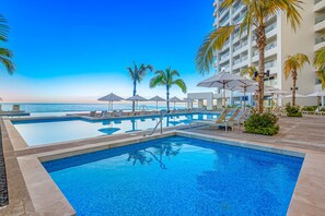 Pool - Oceanfront studio with private balcony, rooftop infinity pool & gym (Puerto Vallarta)