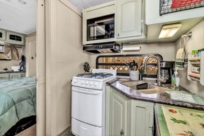 Private kitchen - Cliff's Place - Camper w Deck, Mtn Views, Fire Pit (Old Fort)