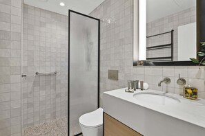 Shower, hair dryer, towels, shampoo - 1BR Apt |Pool, Gym Near Casino & Southbank Dinning (Southbank)